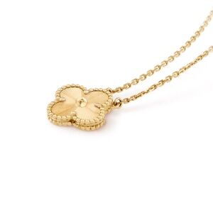 NEW - LUXURY CLOVER Leaf Necklace Pendant - 18k Gold Plated over 925 Silver ⭐️